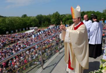 Do agiewnikov organizuje pte aj slovensk Rdio Lumen. Naprklad na t v roku 2018, ke bol s ptnikmi koick pomocn biskup Marek Forg, prilo poda odhadov okolo 25-tisc Slovkov. Snmka: Martin ajgalk