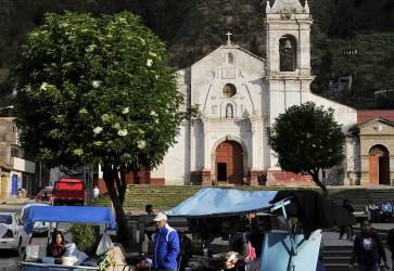 Kostol svätého Františka na živom námestí Plaza Bolognesi v horskom mestečku Huancavelica