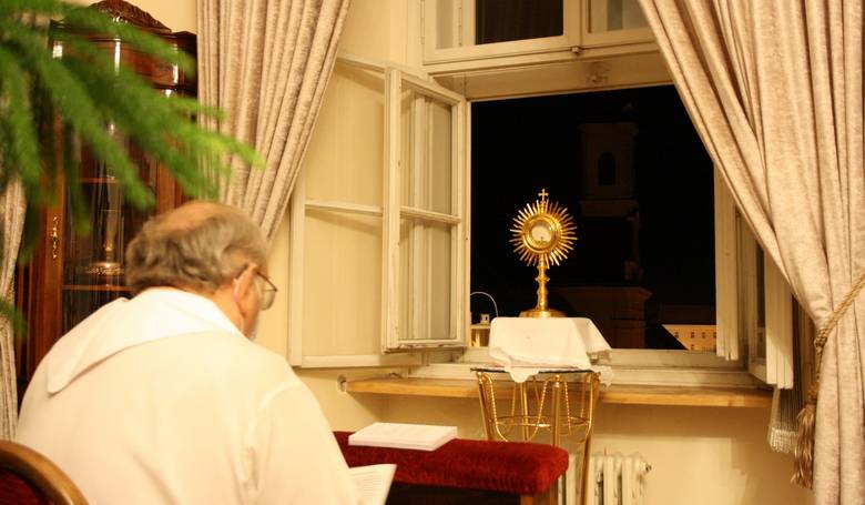 Trnavský arcibiskup obnovil udeľovanie polnočných požehnaní