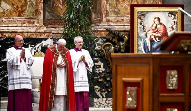 Pápež slávil svätú omšu za zosnulých