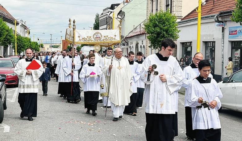 Poasie v Trnave prialo eucharistickej procesii ulicami mesta