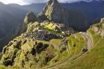 Machu Picchu a vrchol Huayna Picchu sú vari najznámejším miestom v Peru.