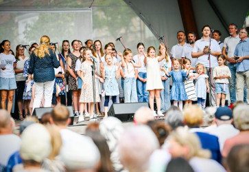 Mierové námestie v Trenčíne sa 7. júna stalo miestom modlitby, radosti a spoločného chválospevu. Snímka: Lucia Mišíková