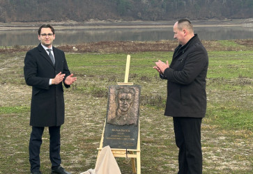 V priestore zaniknutej dediny Valkov odhalili 30. novembra pamätnú dosku venovanú Michalovi Ďurišinovi. Snímka: Andrea Lendacká