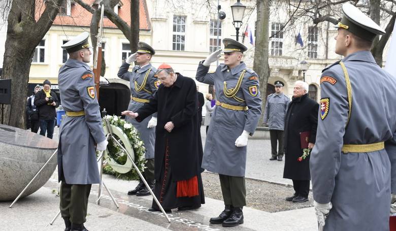 Kardinál Kurt Koch položil veniec k pamätníku sviečkovej manifestácie