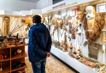 V misijnom múzeu nás ohromili tisícky úžitkových, bojových i rituálnych predmetov, odevov, štítov, porcelánov, masiek či nástrojov z celého sveta rozdelených podľa jednotlivých krajín. Snímka: Erika Litváková