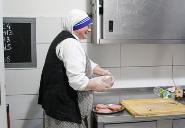  Sestra Symon Joseph pripravuje ve�eru pre chor�ch. Sn�mka: Monika �imoni�ov�