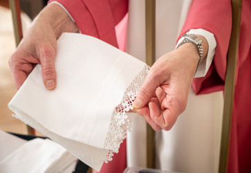 Sestra Stella M�ria h��kuje aj �ipky na purifik�tory a korpor�ly.Ak sa popon�h�a, sprav� ju aj celkom r�chlo, m� ju hotov� za t��de�. Sn�mka: Erika Litv�kov�