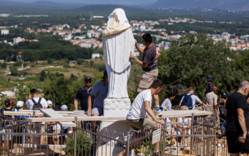 Vandalizmus v Med�ugor� pred Mladifestom