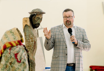 V Bardejovskej Novej Vsi spojili histriu a modlitbu. Na podujat riadite ariskho mzea v Bardejove Peter Harar predstavil aj expont torza Krista pribline z roku 1460. Snmka: Peter MIller