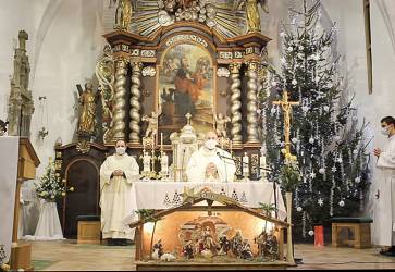 Vianoce sú podľa farára Dominika Vinša sviatkami darov – Boh nám daroval všetko v Kristovi. Snímky: archív farnosti 