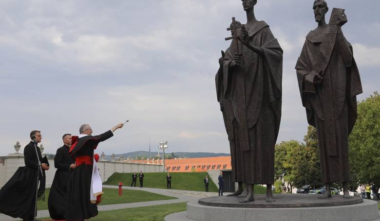 Na Bratislavskom hrade kardinál Parolin požehnal súsošie sv. Cyrila a Metoda a sv. Gorazda