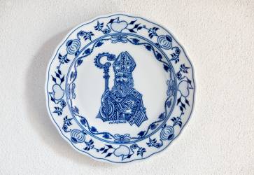 Motív „cipárovskej“ ilustrácie svätého Vojtecha sa dostal aj na takzvaný cibulákový tanier. Snímka: Erika Litváková
