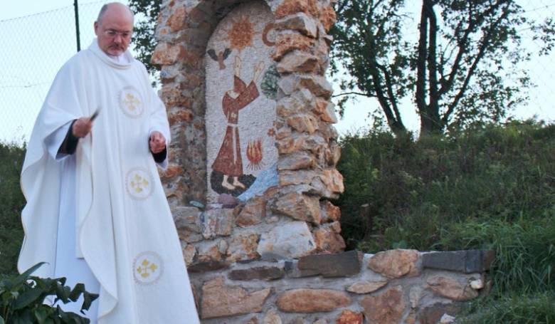 V obci Poniky po�ehnali nov� Kaplnku sv. Franti�ka