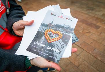 Srdcom za mier  pod tmto heslom sa niesla pietna spomienka 22. februra na Hlavnom nmest v Bratislave.  Snmka: Erika Litvkov