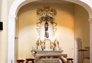 S farským kostolom je spojená aj loretánska kaplnka s Čiernou Madonou. Snímka: Ján Lauko