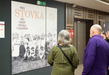 Divadlo v Radošine prvý raz premiérovalo 22. februára v roku 1920.