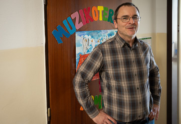 Vychov�vate� Tom� Koll�r hovor�, �e muzikoterapia u�� spolupracova� s ostatn�mi. Sn�mka: Erika Litv�kov� 