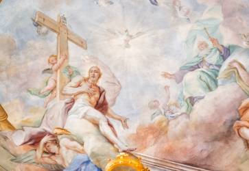 Vo svätyni je nad oltárom iluzívna maľba – priehľad cez otvor v klenbe do voľného neba s Najsvätejšou Trojicou a centrálnym motívom holubice ako Ducha Svätého. Snímka: Erika Litváková