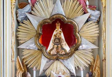 Úcta milostivej sošky, ktorá je umiestnená v hlavnom oltári baziliky, má tisícročnú tradíciu. Snímka: Erika Litváková