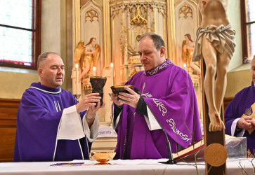 V Smoleniciach si pripomenuli sto rokov od narodenia Jozefa Medového. Hlavným celebrantom bol generálny vikár Trnavskej arcidiecézy Peter Šimko (vpravo). Snímka: Maroš Stacho