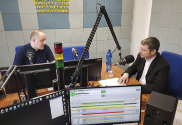 Redaktor Pavol Jurčaga a košický pomocný biskup Marek Forgáč v štúdiu Rádia LUMEN. Snímka: archív Rádia LUMEN