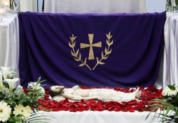 Bo�� hrob v bo�nej kaplnke kostola v Baku ka�doro�ne pripravuje v spolupr�ci so salezi�nskymi sestrami farn�k z Libanonu Wodia Seman. Sn�mka: arch�v Vladim�ra Feketeho, SDB.