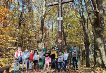 Deti a mladí na biblickom stretnutí spojenom s výletom v lese nad košickým sídliskom KVP. Snímka: archív Dorky