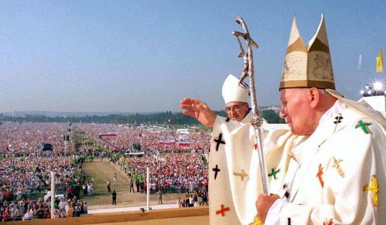Aj títo umelci vytvorili rúcha pre pápežov Aj títo umelci vytvorili rúcha pre pápežov