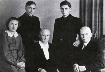Rodinná fotografia z roku 1951. Joseph Ratzinger (stojaci vpravo) v tom roku prijal kňazské svätenie. Snímka: profimedia.sk