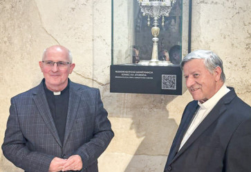 Pri monštrancii farár Pavol Lacko (vľavo), vedľa neho iniciátor obnovy Marián Pánik. Snímka: Ľubomír Ogurčák