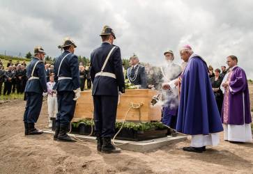 V júni 2014 bol hlavným celebrantom na pohrebe monsignora Štefana Náhalku, jedného zo zakladateľov Slovenského ústavu sv. Cyrila a Metoda v Ríme. -TK KBS-/Jaroslav Kičák