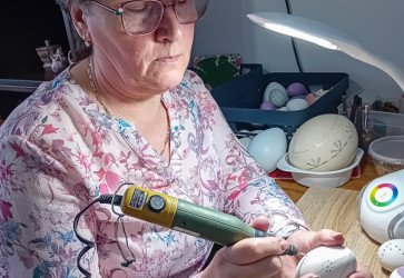 Na vyrez�vanie vzorov pou��va Be�ta Le�kov� mal� pr�ru�n� v�ta�ku. Sn�mka: Mari�n �pacai