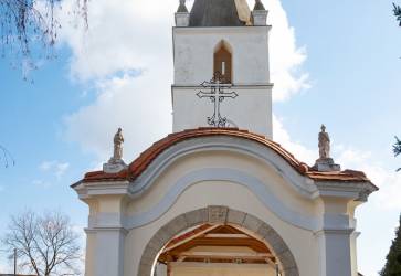 Kostol v Slovenskom Grobe je zasvätený Narodeniu sv. Jána Krstiteľa.  Snímka: Erika Litváková