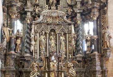Hlavný oltár s barokovo-gotickými prvkami vznikol v rokoch 1490 až 1506. Uprostred neho sa nachádza plastika Panny Márie s malým Ježišom v náručí, po jej pravici je plastika sv. Mikuláša a na ľavej strane plastika sv. Vojtecha, druhého pražského bisk