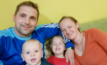 Batérie nabíjam v prírode, v blízkosti kostola Batérie nabíjam v prírode, v blízkosti kostola