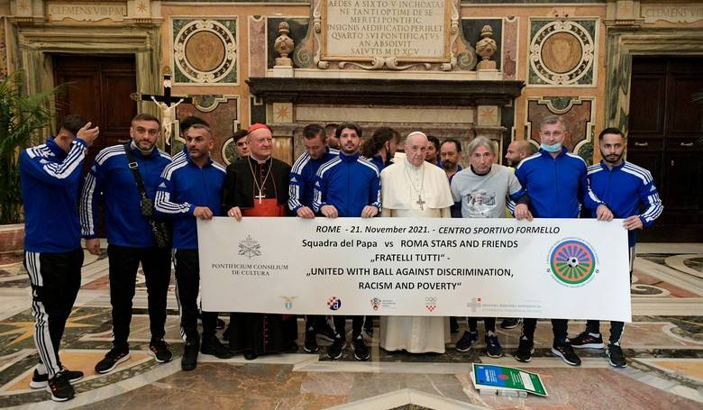 Pápež sa stretol s rómskymi futbalistami