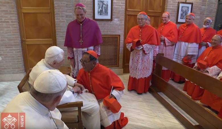 Noví kardináli navštívili emeritného pápeža