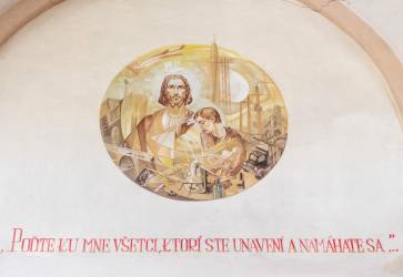 V Kostole sv. Alžbety je napríklad Ježiš v modernej dobe, v továrni obklopený raketou, lietadlom a drží hlavu unaveného robotníka. Snímka: Anna Stankayová