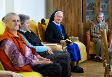 Súčasťou kláštora je aj Domov sv. Jozefa, kde sa sestry o seniorov starajú v atmosfére lásky, radosti a modlitby. Počas našej návštevy sme ich stretli práve pri spoločnej modlitbe. Snímka: Erika Litváková