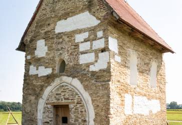 Kostol sv. Margity Antiochijskej v Kop�anoch patr� k najstar��m chr�mom na na�om �zem�. Moment�lne prech�dza opravou. Pre turistov je pr�stupn� aj po novovytvorenej cykloceste. Sn�mka: J�n Lauko