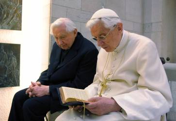 Kňazom bol aj Benediktov brat Georg. Ten ho často sprevádzal aj vo Vatikáne. Snímka: profimedia.sk