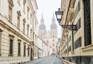 Mal� konkl�ve aj n�vrat kr�a na ve�u