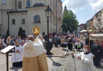V Košiciach oslávili Božie telo 6. júna v Dóme sv. Alžbety pri nedeľnej bohoslužbe, ktorá pokračovala eucharistickou procesiou po Hlavnej ulici. Snímka: Jaroslav Fabian