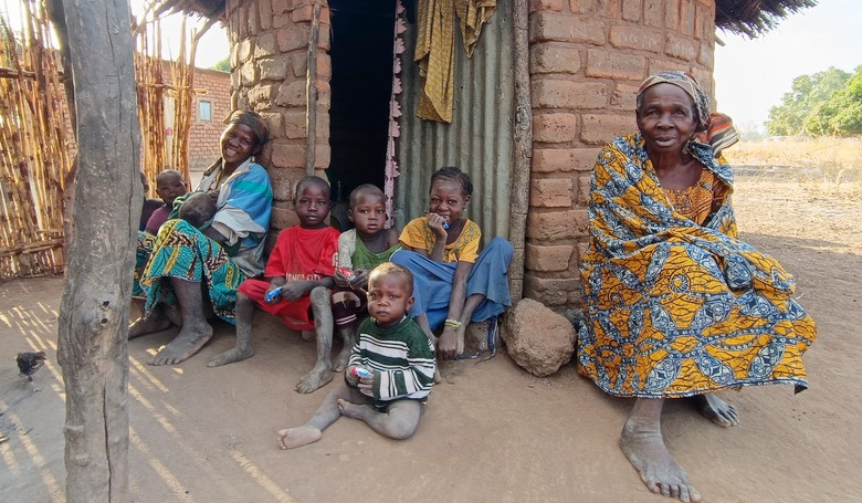 Na kňazov útočí malária, na kostoly včely Na kňazov útočí malária, na kostoly včely