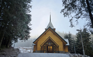 Zo svahu �i z hotela rovno do kostola