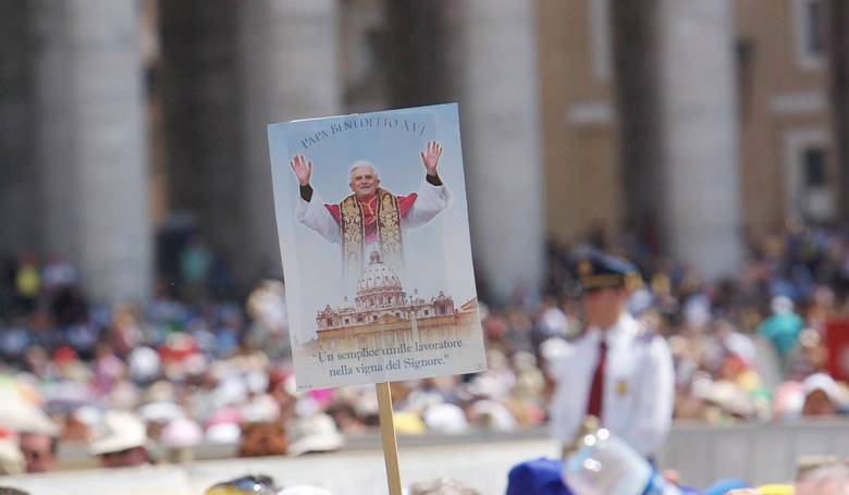 Tisíce ľudí vzdávajú úctu Benediktovi XVI.