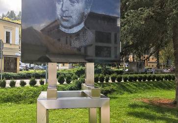 Portrét Andreja Radlinského pred farským kostolom v Dolnom Kubíne. Snímka: Anna Stankayová