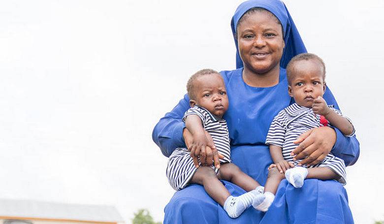 Sestra Stan zachraòuje deti v Ghane