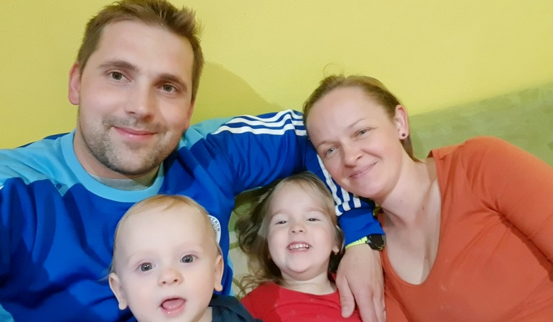 Bat�rie nab�jam v pr�rode, v bl�zkosti kostola